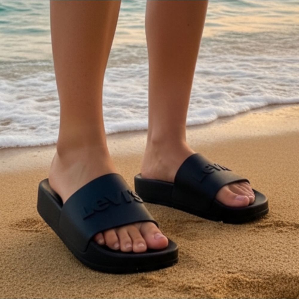 Levi's platform Black slides 9.5